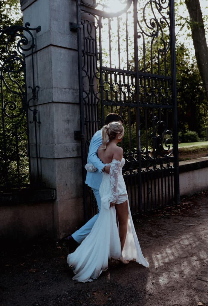 Ein Brautpaar verlässt in Düsseldorf das Schloss nach der Hochzeit. Teil der Hochzeitsreportage vom Alina Lowe