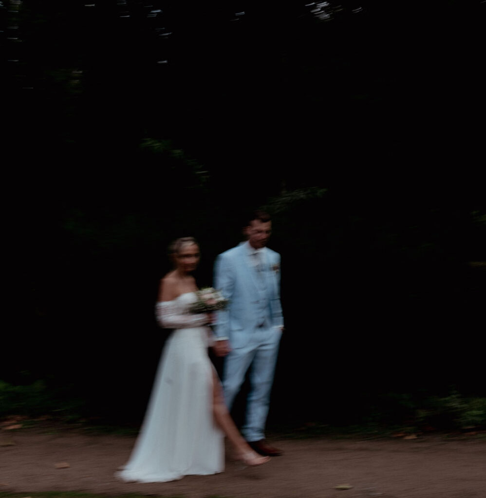 Hochzeitspaar mit Brautstrauß nach der Trauung, verschwommene Darstellung von Künstler.