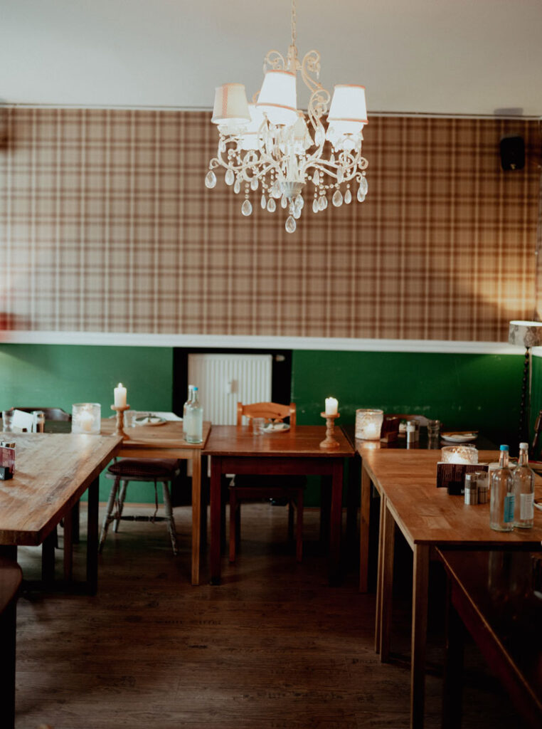 Hochzeitslocation vor dem Eintreffen der Gäste mit gedeckter Tafel.